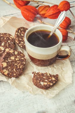 Sıcak kahve pasta patates kızartması ile. 