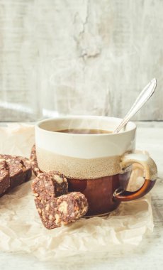 Sıcak kahve pasta patates kızartması ile. 