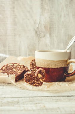Sıcak kahve pasta patates kızartması ile. 