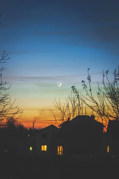 Maison du soir à l'ombre et le jeune mois . — Photo