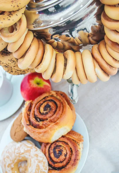 Szamovár, tea, egy fánkos és zsemlét, Mákos. — Stock Fotó