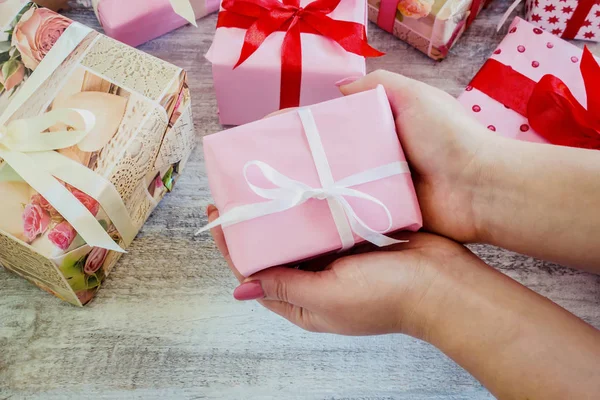 Geschenke für den Urlaub in einem schönen Paket. Selektiver Fokus. — Stockfoto