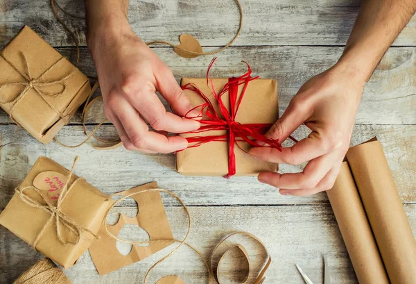 Güzel bir paket tatil hediyesi. Seçici odak.