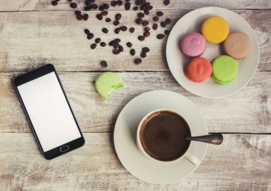 Kahve çekirdeği macarons modern kahvaltı gadzetami ile.