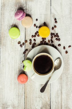 Kahve çekirdeği macarons modern kahvaltı gadzetami ile.