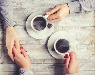 Sevdiğiniz birinin elinde sıcak kahve. 