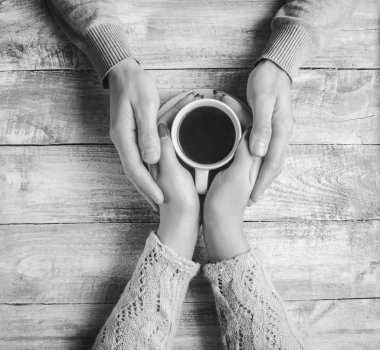 Sevdiğiniz birinin elinde sıcak kahve. 