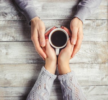 Sevdiğiniz birinin elinde sıcak kahve. 