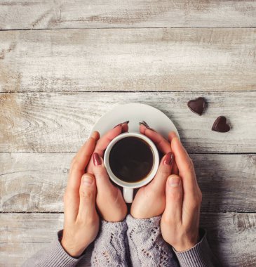 Sevdiğiniz birinin elinde sıcak kahve. 