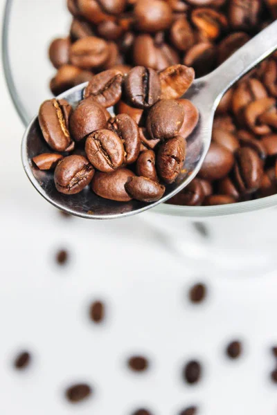 コーヒー豆のクローズ アップ。選択と集中. — ストック写真