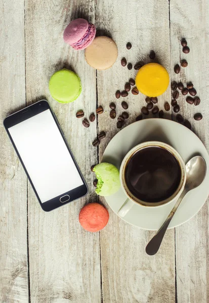 Kahve çekirdeği macarons modern kahvaltı gadzetami ile.