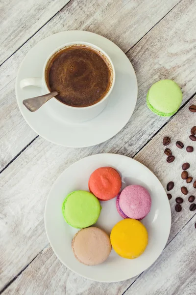 Kaffeebohnen-Macarons mit modernem Frühstück gadzetami. — Stockfoto
