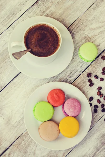 Coffee bean macarons with modern Breakfast gadzetami. — Stock Photo, Image