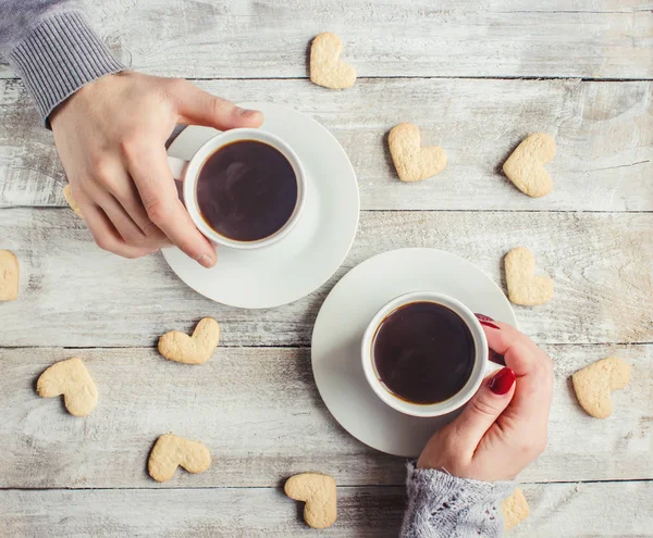 Café quente nas mãos de um ente querido . — Fotografia de Stock