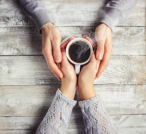 Café quente nas mãos de um ente querido . — Fotografia de Stock