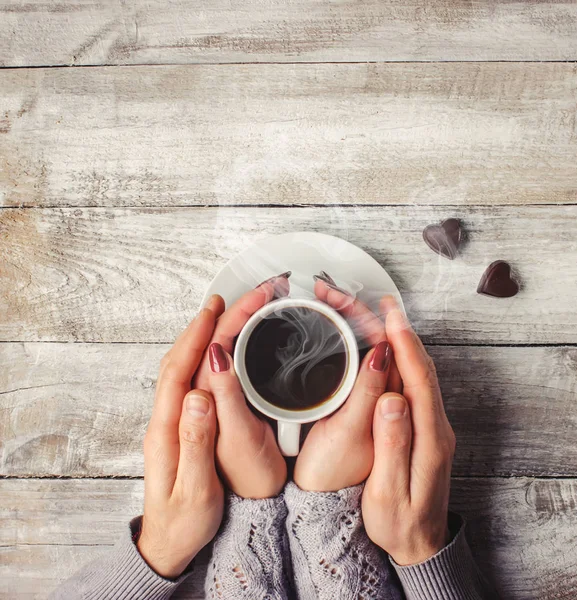 Gorącej kawy w rękach kogoś bliskiego. — Zdjęcie stockowe
