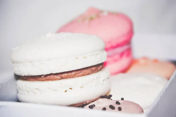 Kuchen sortierte Macarons als Geschenk. Selektiver Fokus. — Stockfoto