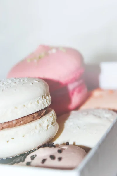 Kuchen sortierte Macarons als Geschenk. Selektiver Fokus. — Stockfoto