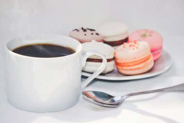 pasta macarons bir hediye için çeşitli. Seçici odak. 