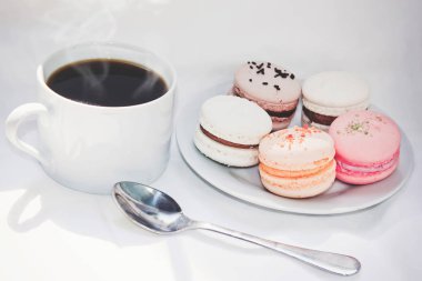 pasta macarons bir hediye için çeşitli. Seçici odak. 