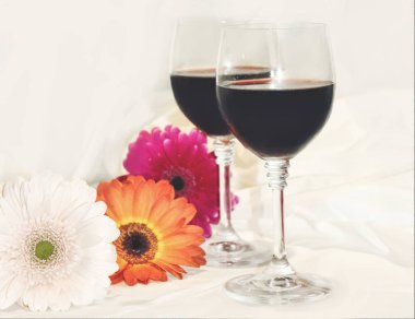 kırmızı şarap gözlük ve çiçekler. seçici odak. 