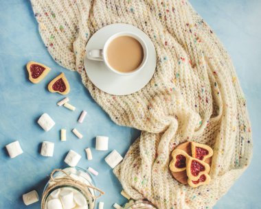 kakao marshmallows ve bir çerez kalp ile. Seçici odak. 