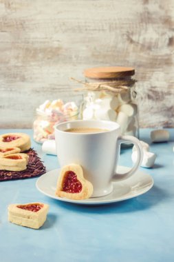 kakao marshmallows ve bir çerez kalp ile. Seçici odak. 