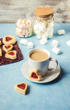 kakao marshmallows ve bir çerez kalp ile. Seçici odak. 