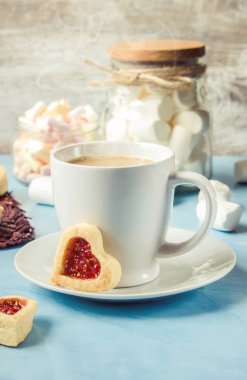 kakao marshmallows ve bir çerez kalp ile. Seçici odak. 