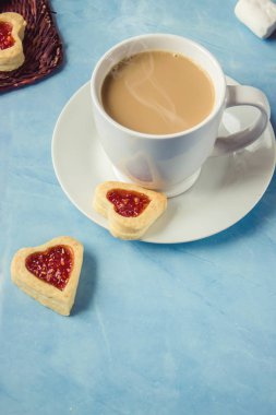 kakao marshmallows ve bir çerez kalp ile. Seçici odak. 