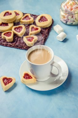 kakao marshmallows ve bir çerez kalp ile. Seçici odak. 