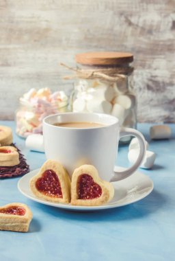 kakao marshmallows ve bir çerez kalp ile. Seçici odak. 