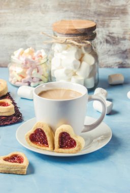 kakao marshmallows ve bir çerez kalp ile. Seçici odak. 