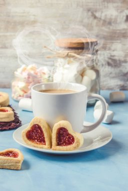 kakao marshmallows ve bir çerez kalp ile. Seçici odak. 