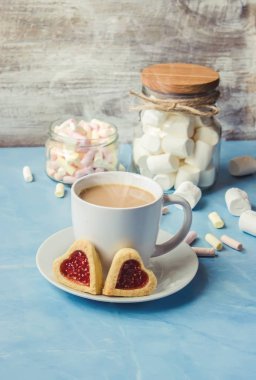 kakao marshmallows ve bir çerez kalp ile. Seçici odak. 