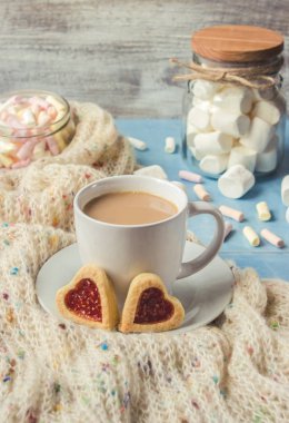 kakao marshmallows ve bir çerez kalp ile. Seçici odak. 