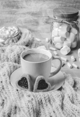 kakao marshmallows ve bir çerez kalp ile. Seçici odak. 