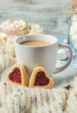 kakao marshmallows ve bir çerez kalp ile. Seçici odak. 