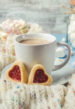 kakao marshmallows ve bir çerez kalp ile. Seçici odak. 