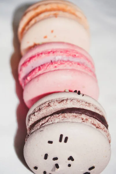 Kuchen sortierte Macarons als Geschenk. Selektiver Fokus. — Stockfoto