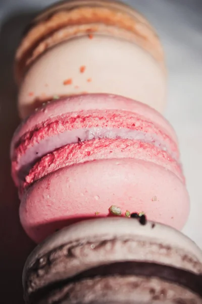 Kuchen sortierte Macarons als Geschenk. Selektiver Fokus. — Stockfoto