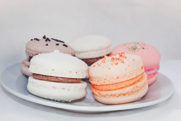 Ciasta różne macarons na prezent. Selektywny fokus. — Zdjęcie stockowe