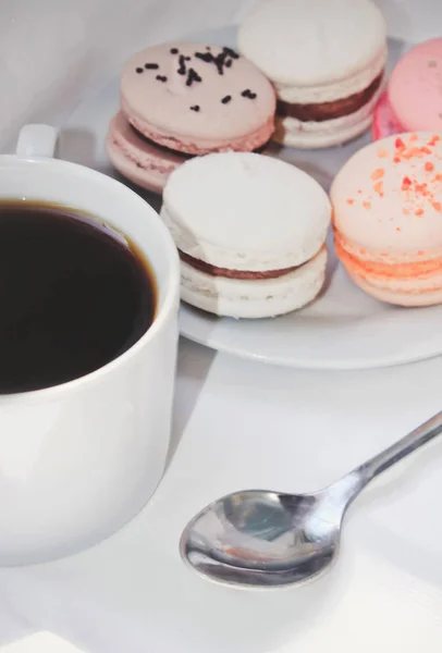 Kuchen sortierte Macarons als Geschenk. Selektiver Fokus. — Stockfoto