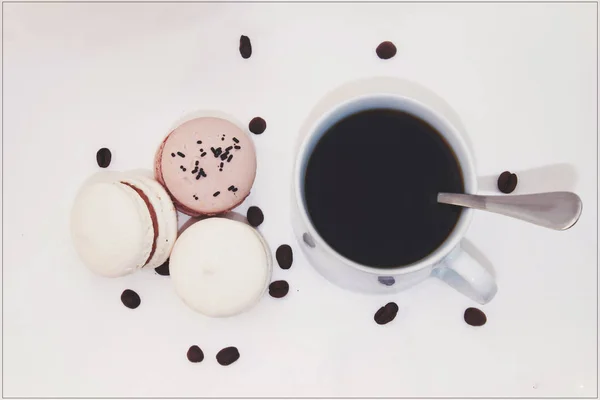 Kuchen sortierte Macarons als Geschenk. Selektiver Fokus. — Stockfoto