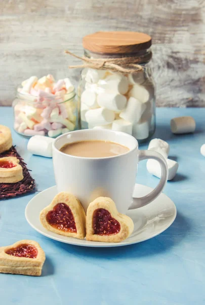 kakao marshmallows ve bir çerez kalp ile. Seçici odak. 