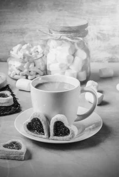 Kakao mit Marshmallows und einem Keksherz. Selektiver Fokus. — Stockfoto