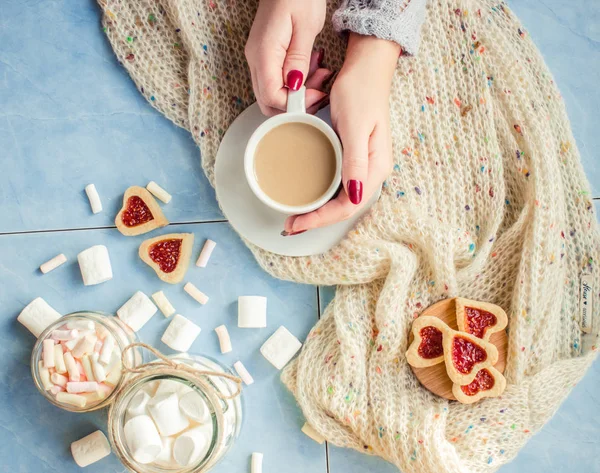 Kakao ve çerezleri kalp aşıkların elinde. Seçici odak. 