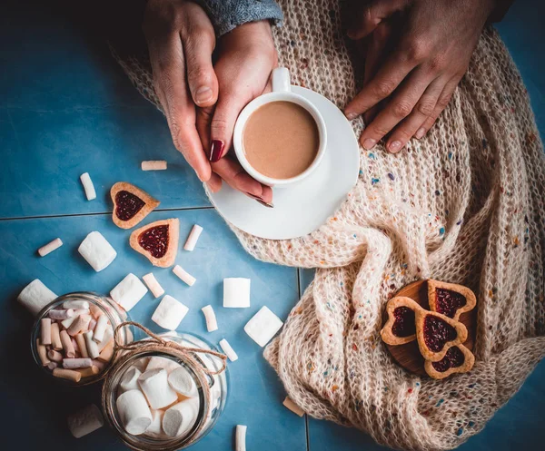 Kakao ve çerezleri kalp aşıkların elinde. Seçici odak. 