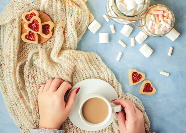 Kakao ve çerezleri kalp aşıkların elinde. Seçici odak. 