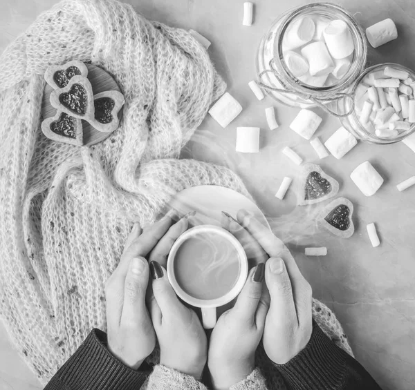 Kakao ve çerezleri kalp aşıkların elinde. Seçici odak. 